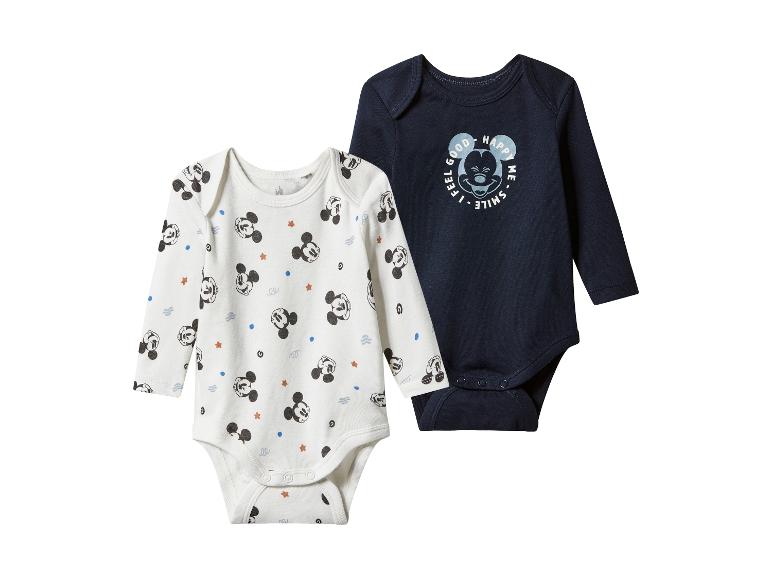 Zwei langärmelige Baby-Bodys, einer weiß mit Mickey-Maus-Muster und einer marineblau mit Mickey Maus.
