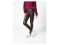 Frau in dunkelbraunen Leggings und fuchsiafarbenem Strickpullover.