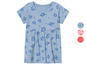 Ein hellblaues Babykleid mit kurzen Ärmeln und blauem Blumenmuster.