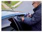 Mann klebt eine Autotür mit einer LIVARNO® CG270 Akku-Klebepistole.