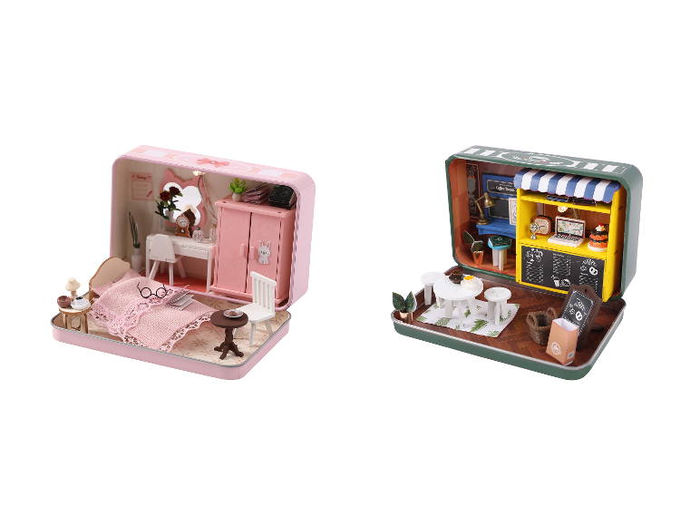 Zwei Miniatur-Puppenhaus-Bausätze in Metalldosen: ein rosa Schlafzimmer und ein grünes Café.