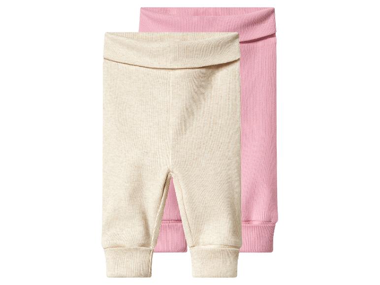 Zwei gerippte Baby-Leggings, eine beige und eine rosa.
