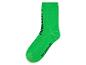 Grüne Socken mit Schriftzug; minimalistischer Stil.