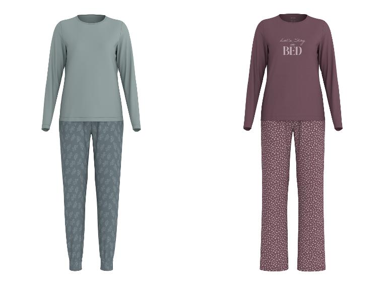 Zwei Damenpyjamas: einer in Seegrün mit Korallenmuster und einer in Pflaume mit „Let's Stay in BED“-Schriftzug und Blumenmuster.