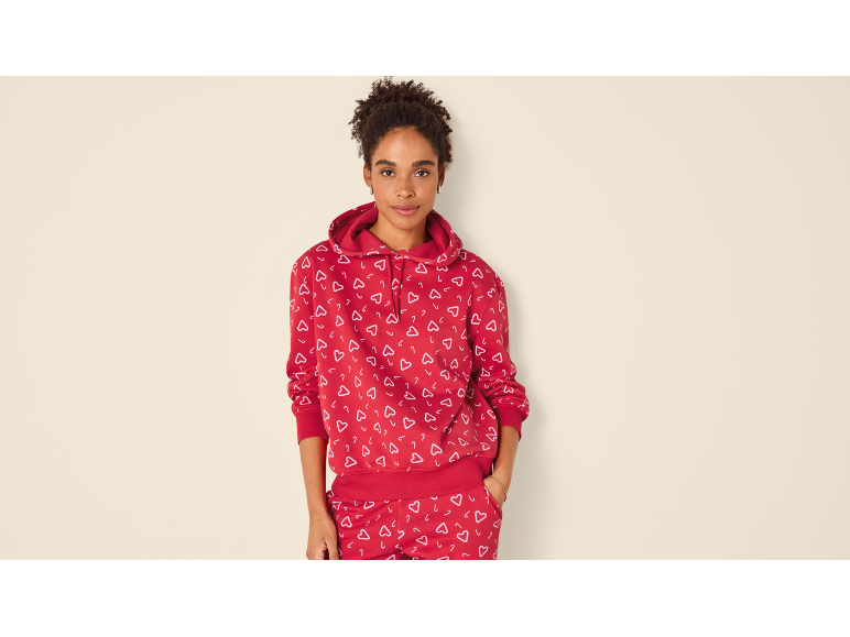 Roter Damen-Kapuzenpullover mit Herzchen-Muster.