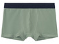 Grüne Boxershorts mit dunkelblauem Bund.