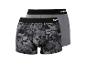 Zwei Herren-Boxershorts aus Baumwolle, eine grau und eine mit grauem Marmormuster.
