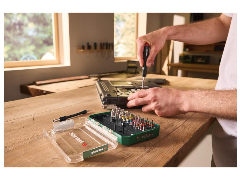 PARKSIDE® Bit- und Stecknuss-Set bei der Reparatur eines Laptops auf einer Werkbank
