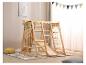Holzspielplatz mit Schaukel, Rutsche und Strickleiter in einem Kinderzimmer.