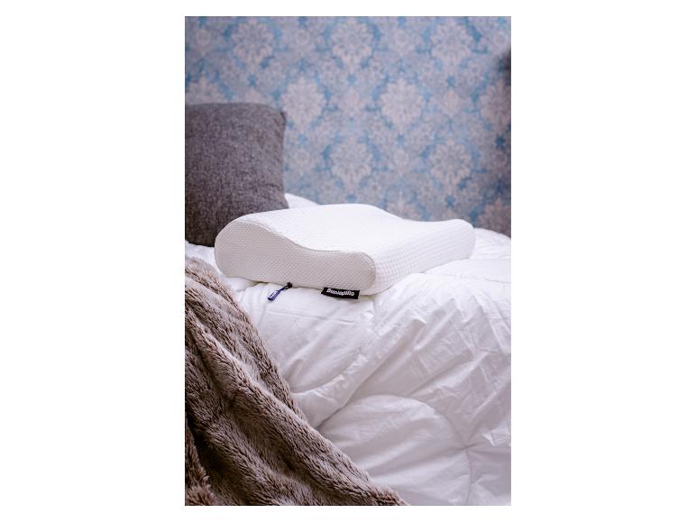 Dunlopillo Kissen auf einem Bett mit flauschiger Decke und Dekokissen.