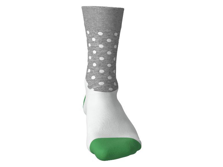 Graue gepunktete Socke mit weißem Fuß und grüner Spitze