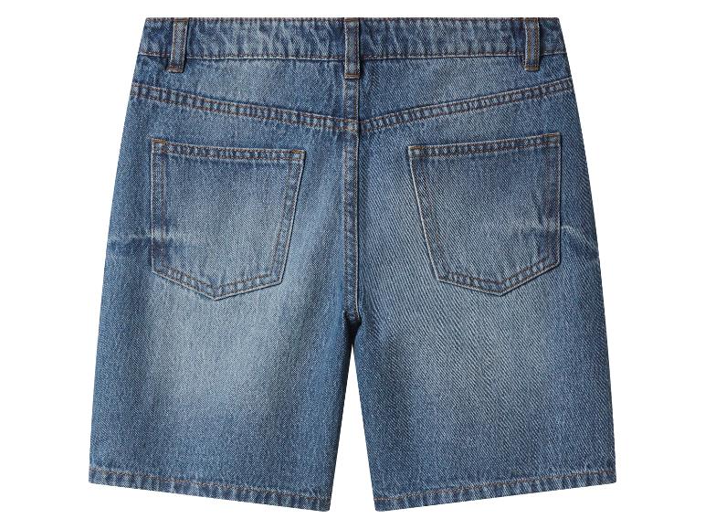 Rückseite einer blauen Jeans-Shorts mit Taschen und Gürtelschlaufen.