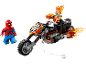 Superheldenfiguren und flammendes Motorrad mit Spinnennetz.