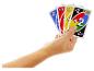 Eine Hand hält mehrere bunte Spielkarten mit Zahlen und Symbolen.