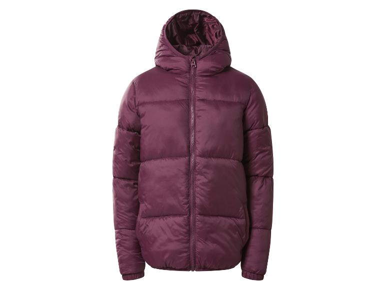 Lila Steppjacke mit Kapuze auf weißem Hintergrund