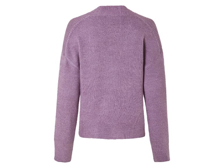 Lilafarbener Strickpullover mit langen Ärmeln.