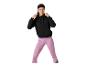 Frau in schwarzem Hoodie und pinken Leggings, hält die Hoodie-Kordeln.