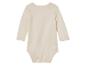 Cremefarbener Baby-Body mit langen Ärmeln.