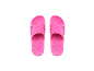 Paar leuchtend pinke Badesandalen mit strukturierten Sohlen und perforierten Riemen.