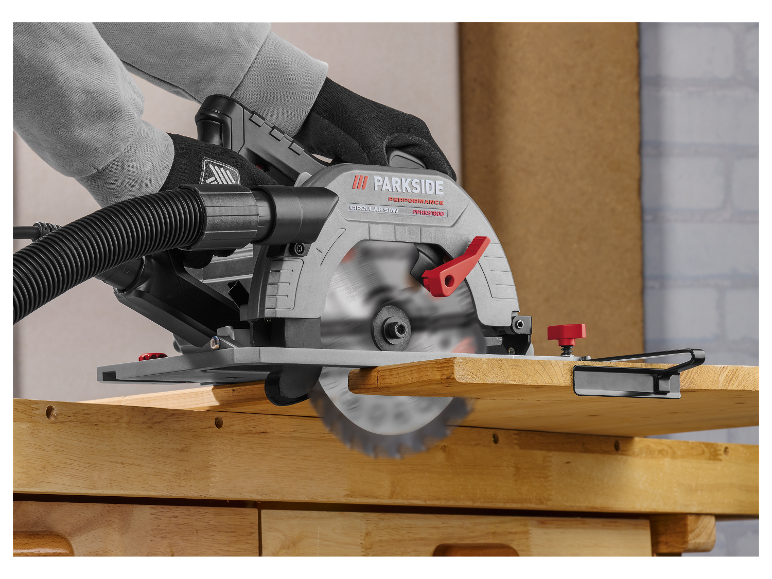 Parkside Performance PPHKS1800 Kreissäge schneidet Holz.