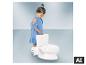 Kleinkind drückt den Knopf des BABYGO Toiletten Trainer Potty. [KI-generiertes Bild]
