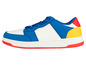 Ein blauer und weißer Sneaker mit roten und gelben Details.