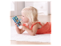 Kleines Mädchen spielt mit einem VTech Spielzeugtelefon.