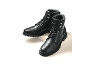 Schwarze Herrenstiefel mit Schnürsenkeln und dicker Sohle auf dunklem Hintergrund.