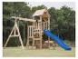 Hölzerner Spielplatz mit blauer Rutsche und Schaukeln in einem grünen Garten.