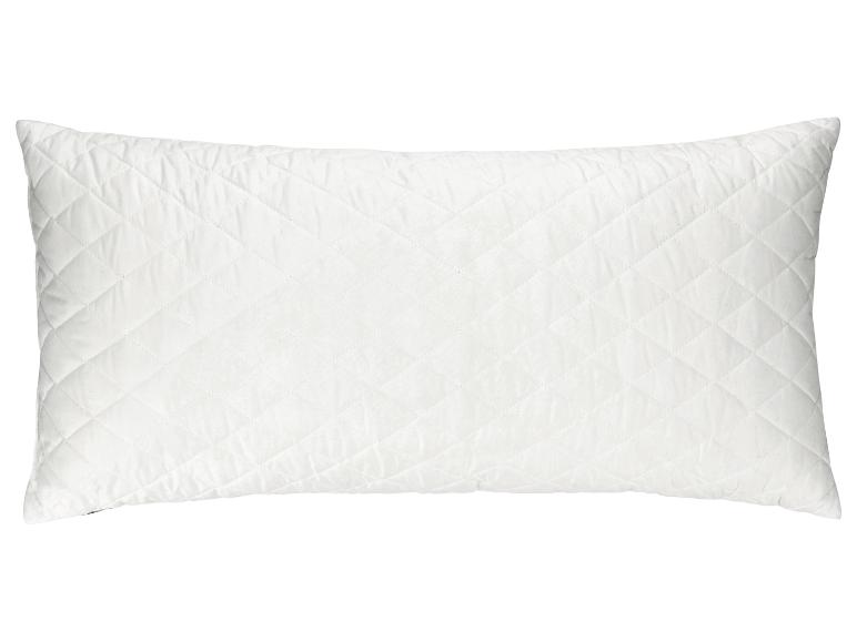 Ein weißes, gestepptes rechteckiges Kissen.