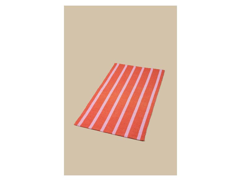 Gestreifter Teppich in Orange und Rosa.