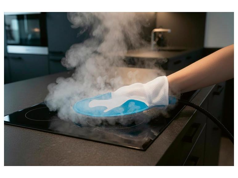 Handdampfglätter mit Dampf auf einem Induktionskochfeld in der Küche.