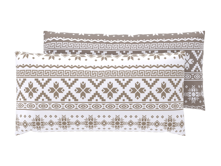 Zwei Kissen mit geometrischen und winterlichen Mustern in Beige und Weiß.