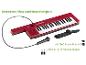 Rotes elektronisches Keyboard mit Mikrofon, USB-C-Kabel und AUX-Kabel.