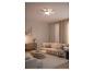 Weißer Deckenventilator mit Licht in einem modernen Wohnzimmer mit Sofa und Couchtisch.