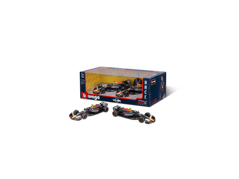 Set aus drei schwarzen Rennwagen mit gelben und roten Details, zwei außerhalb der Box, einer darin.