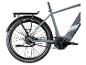 Graues E-Bike mit Gepäckträger, Schutzblech und Riemenantrieb.