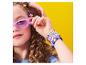Ein Mädchen mit lila Sonnenbrille und stapelbaren Armbändern.