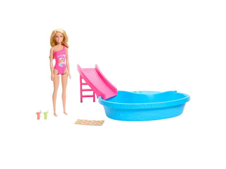 Puppe im Badeanzug mit Pool, Rutsche, Handtuch und Getränken.