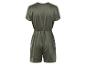 Kurzer olivgrüner Satin-Jumpsuit.