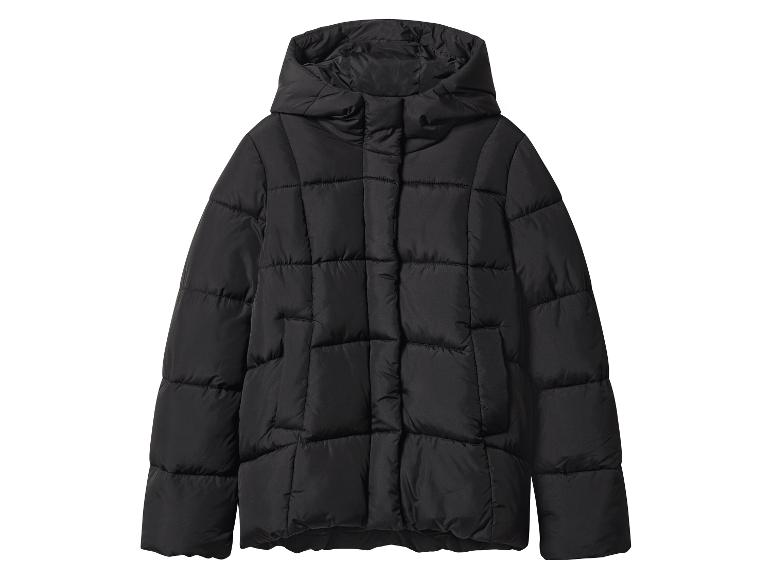 Schwarze Steppjacke mit Kapuze, flach liegend.