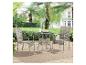 Graues Rattan-Bistro-Set mit zwei Stühlen und einem runden Tisch auf einer Holzterrasse