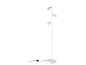 Weiße Stehlampe mit drei verstellbaren Strahlern und Holzdetails