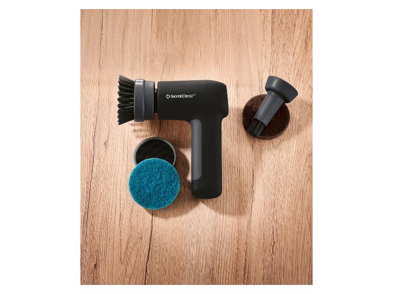 SILVERCREST elektrische Reinigungsbürste mit blauem und braunem Schwamm auf Holzoberfläche