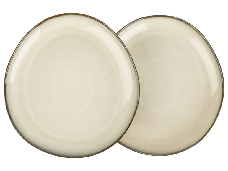Zwei beigefarbene Teller mit dunkelbraunem Rand.