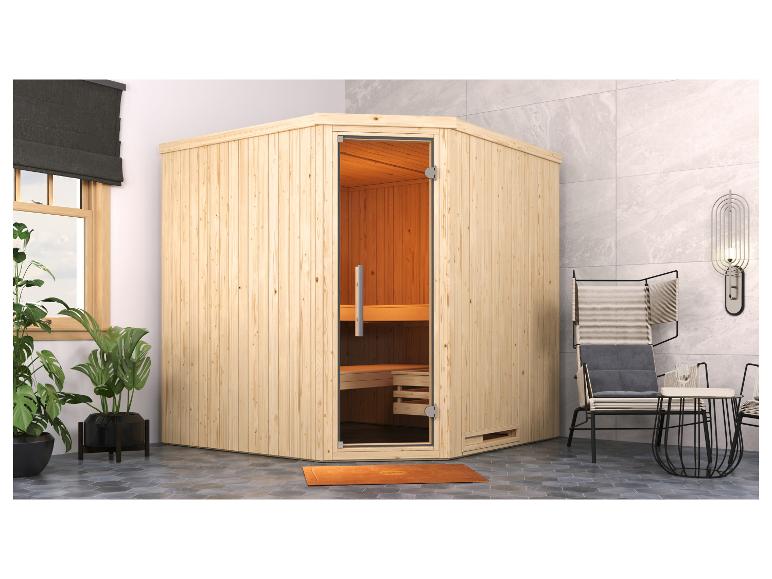 Ecksauna aus hellem Holz in einem modernen Raum mit Pflanzen und Sitzbereich.