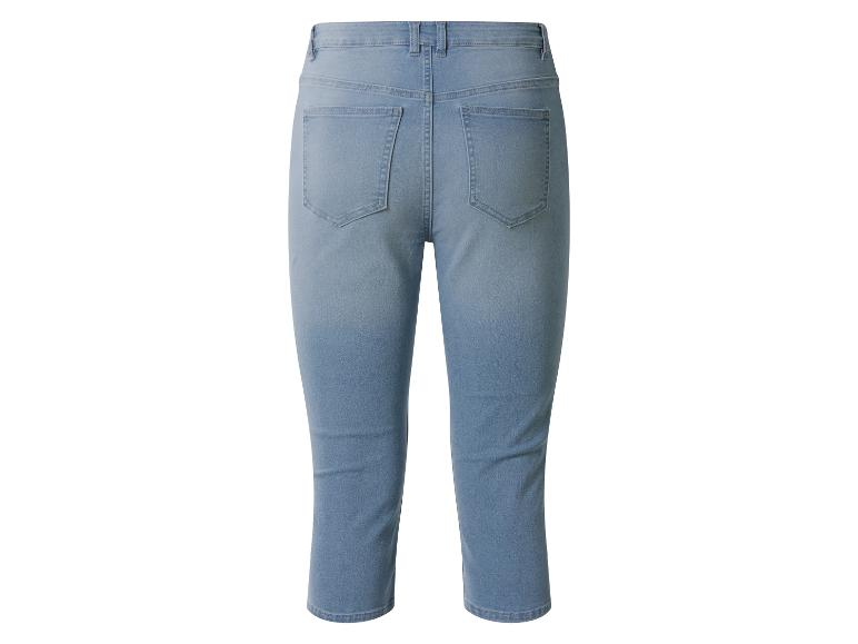Hellblaue Damen-Caprijeans mit Taschen, Rückansicht.