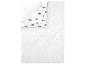 Weiße Bettwäsche mit Schneeflocken und Waldmotiv auf der Wendeseite.