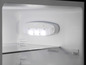 Ein weißer Kühlschrank mit Innenbeleuchtung und Temperaturregler.