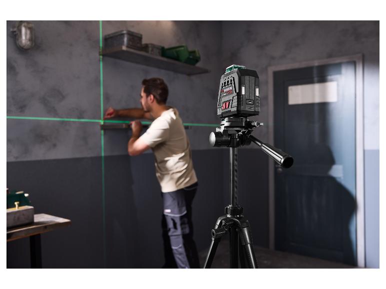 PARKSIDE PERFORMANCE® 4 V Akku-Kreuzlinienlaser mit 360°-Rotationslaser, verwendet zur Regalmontage.